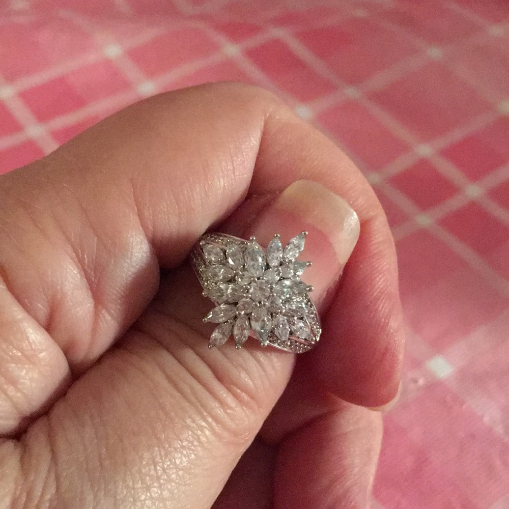 ❣️FRI13THSALE❣️💍”EXPLOSION OF LOVE“ 1CT. RING💍